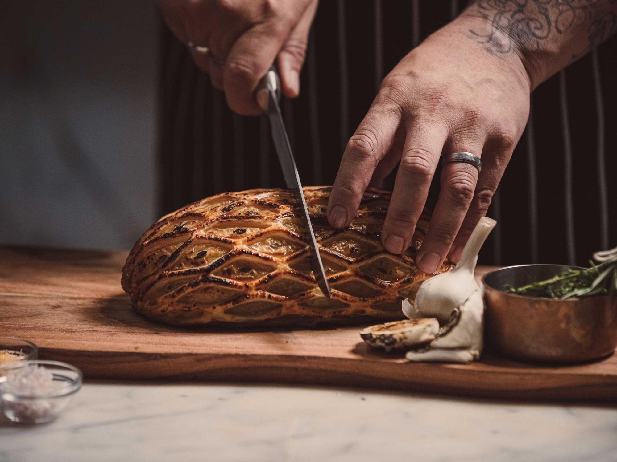 Horizon By Skycity Окленд Экстерьер фото Chef preparing a whole roasted suckling pig